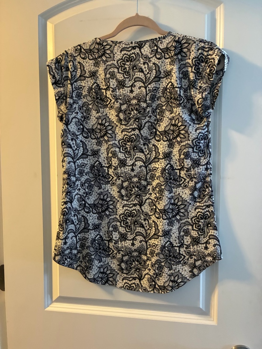 Express Black & White Floral V-Neck Cap Sleeve Blouse - Picture 4 of 4